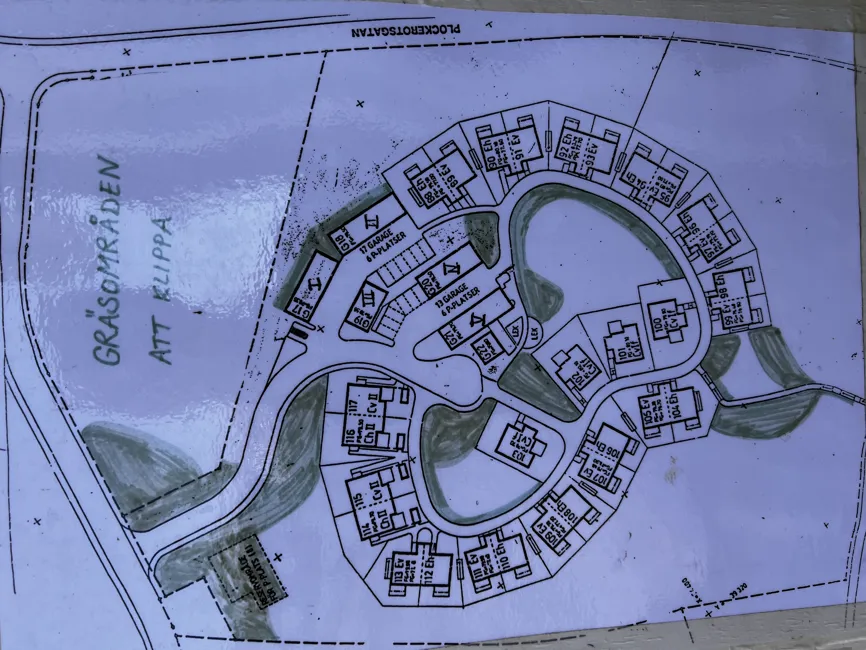 Utmålade gräsområden som ska klippas.