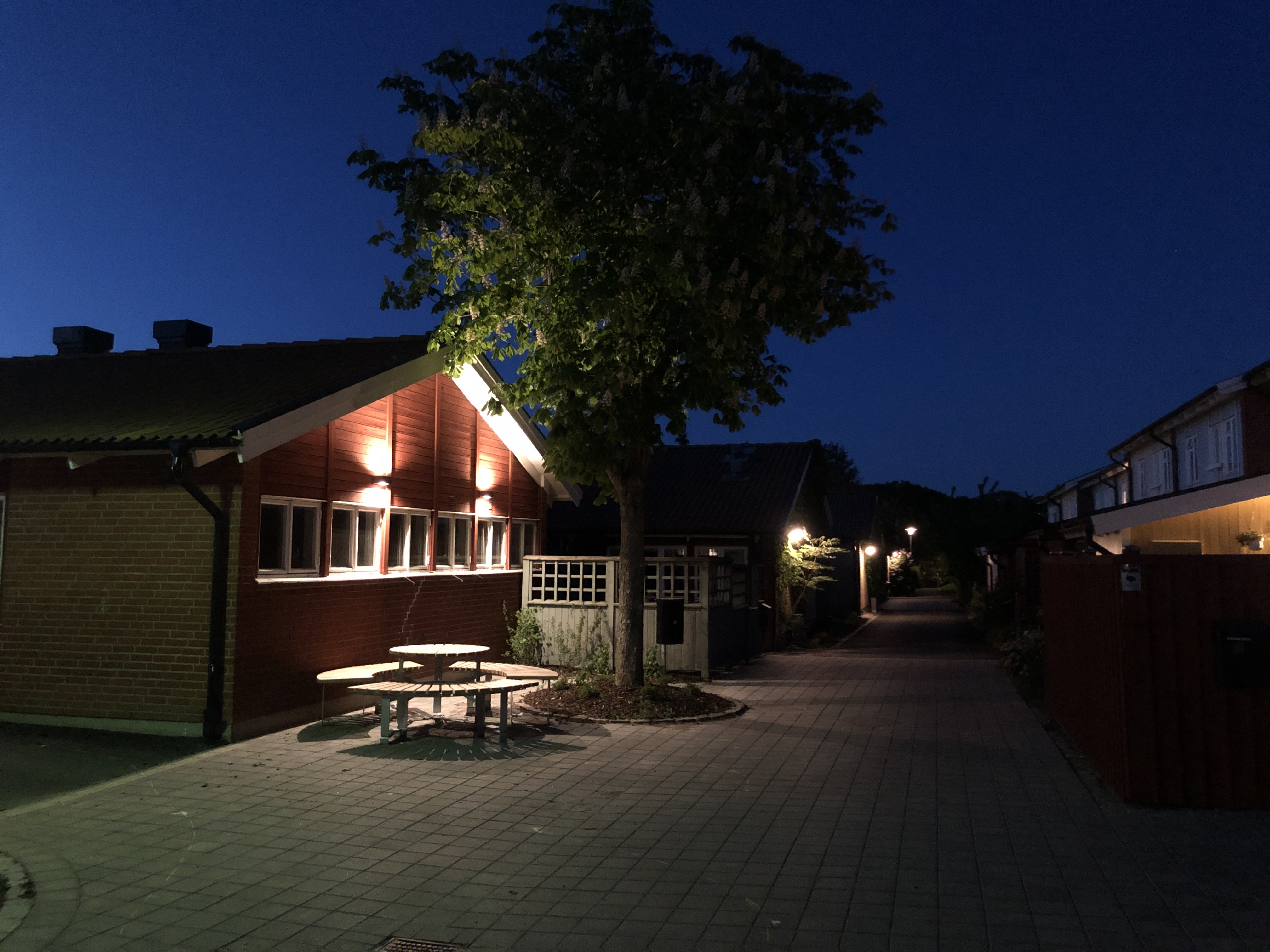 Relax utanf&ouml;r tv&auml;ttstuga i skymmning.jpg