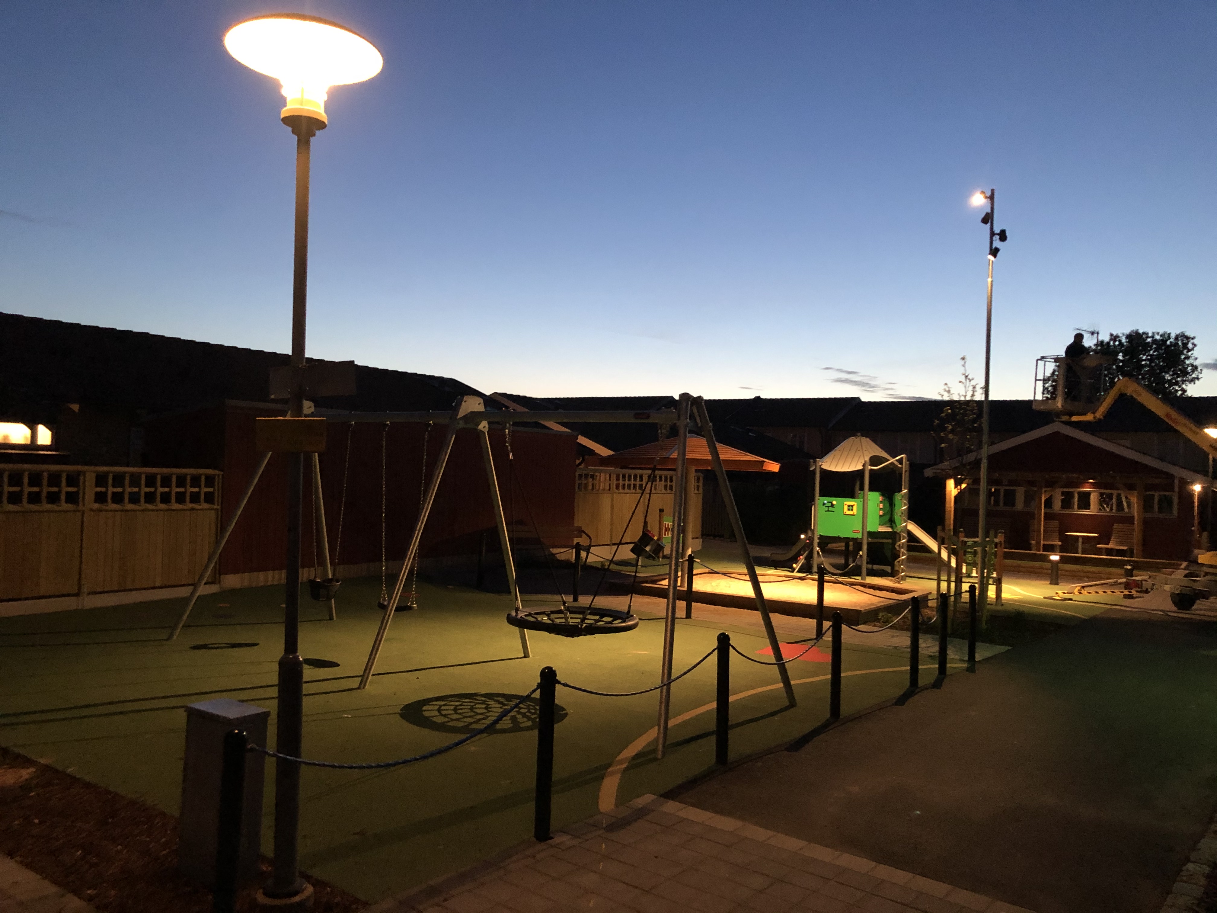 Stora lekplatsen i skymmning.jpg