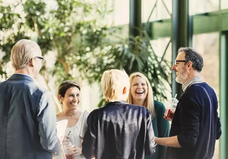 Folk pratar i glashus