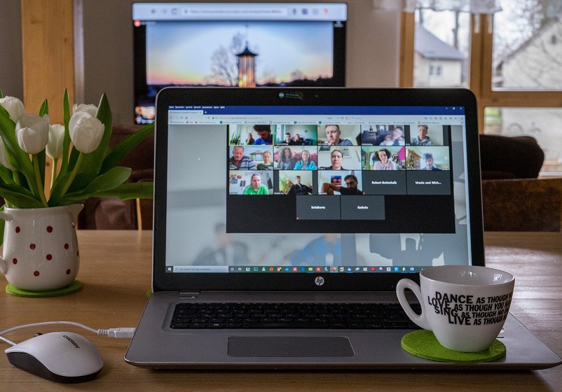 Onlinemöte på bärbar dator hemma