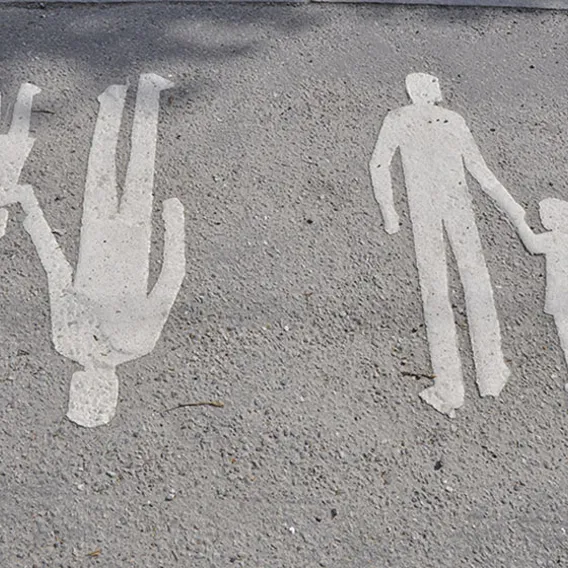 Vita herrgårman-markeringar på asfalt