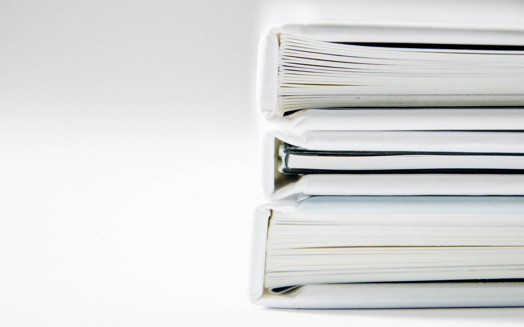 Dokument i pärmar på hög