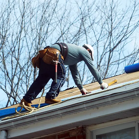 Hantverkare på tak