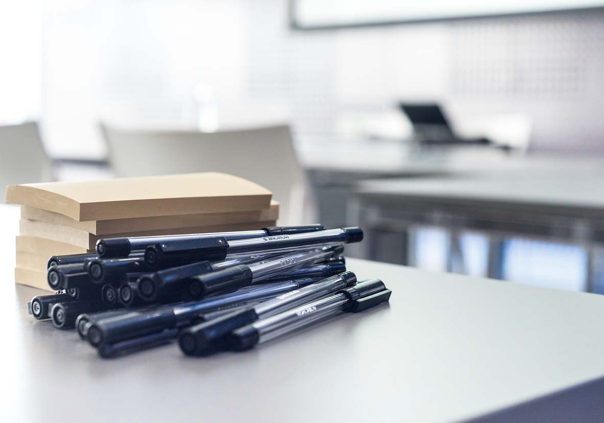 Pennor och block på bord