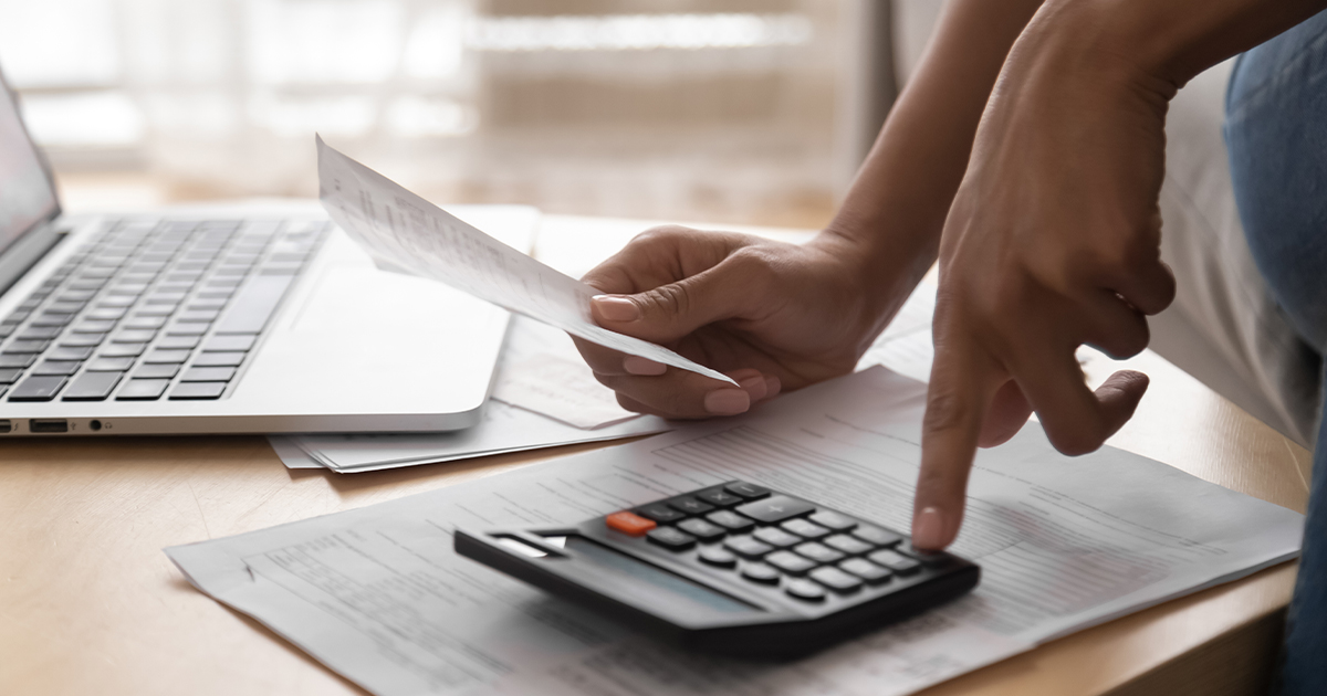 Kvinna använder miniräknare