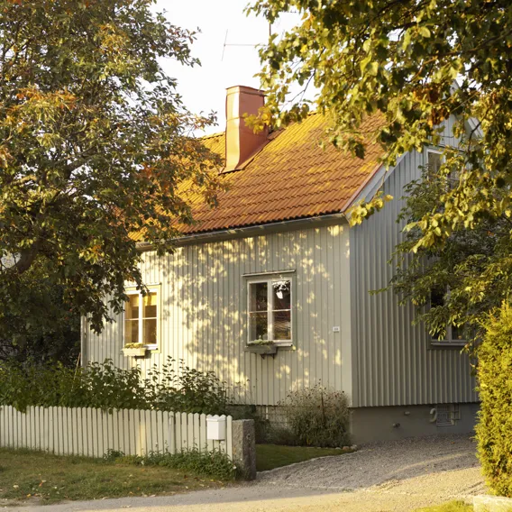 Idyllisk trävilla omgiven av träd