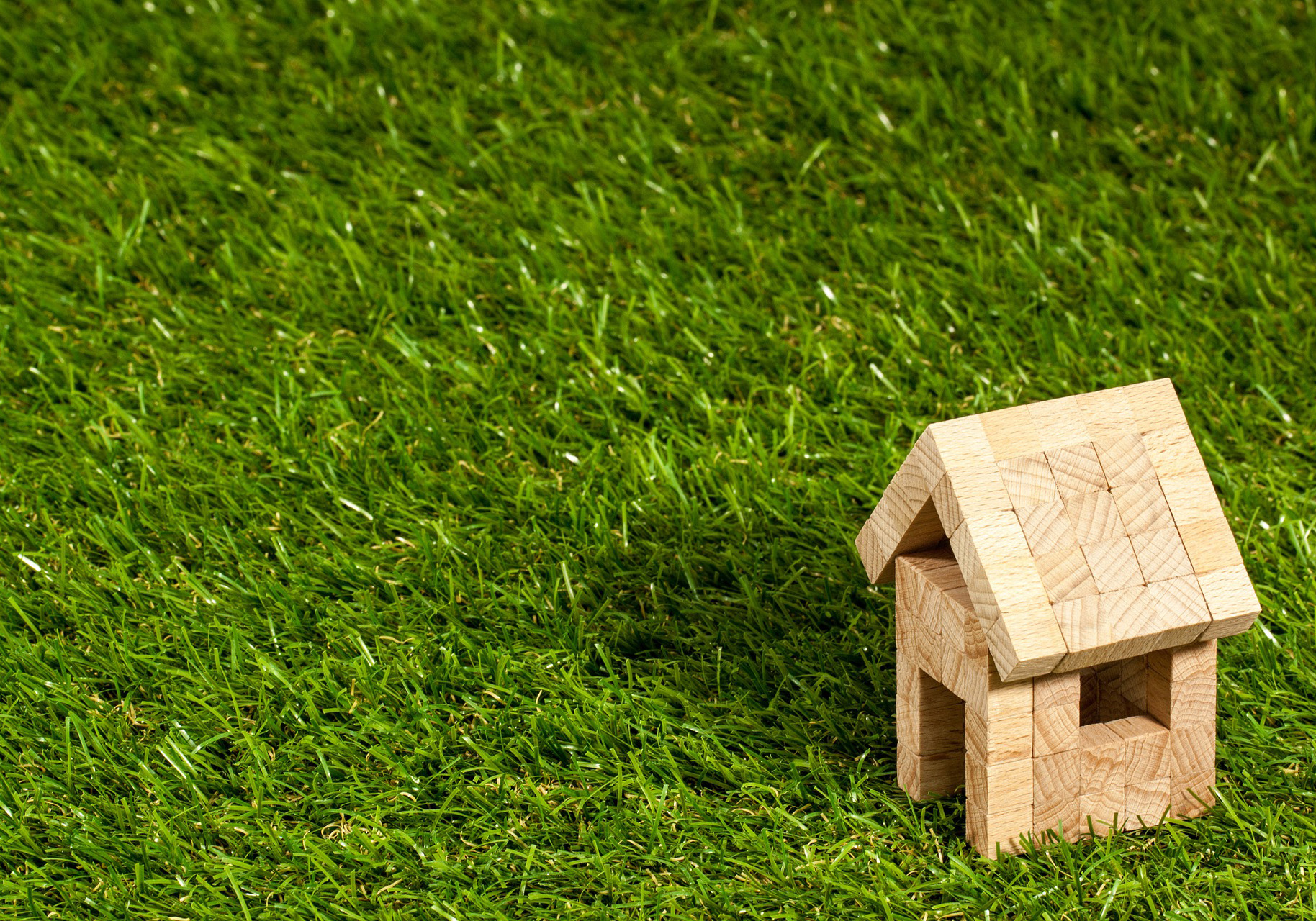 Hus av klossar på gräsmatta