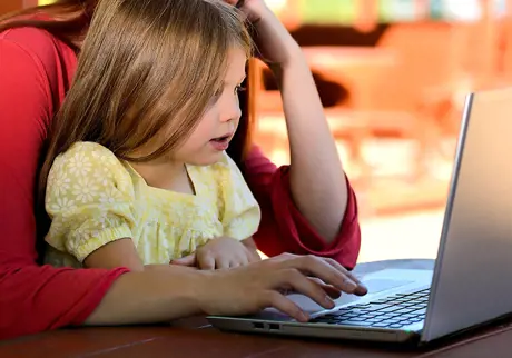 Litet barn framför dator