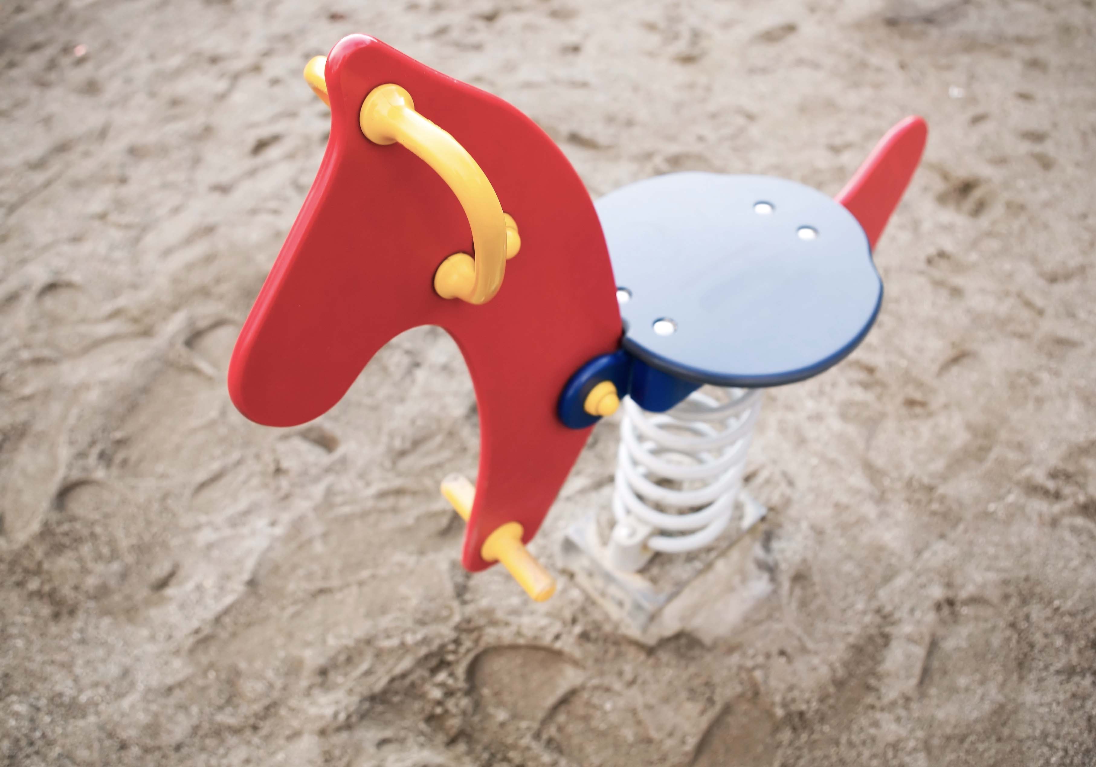 Gunghäst på lekplats