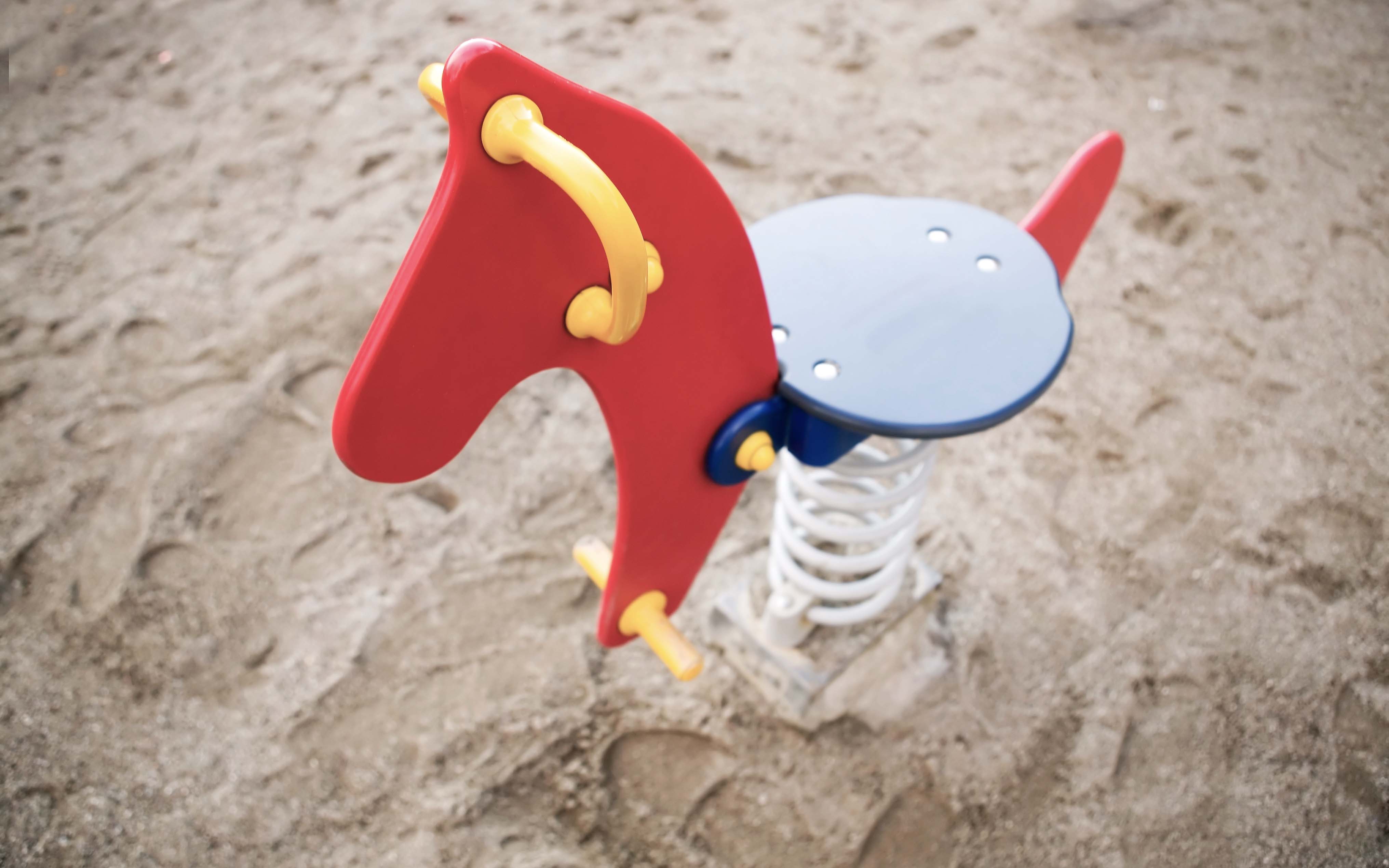 Gunghäst på lekplats