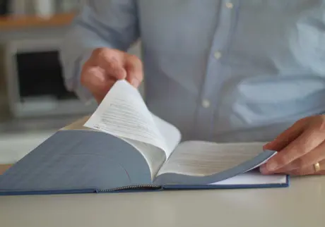 Man som bläddrar i lagbok