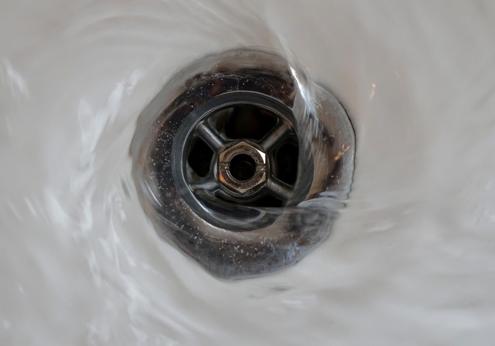 Avlopp med vatten som sugs ned