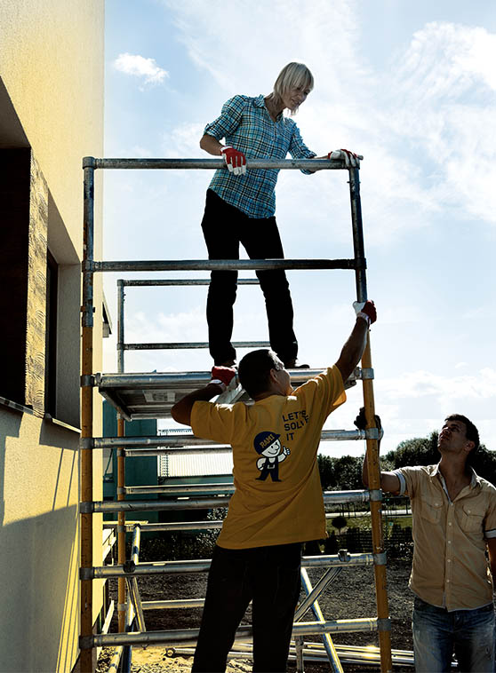 Personer på byggställning