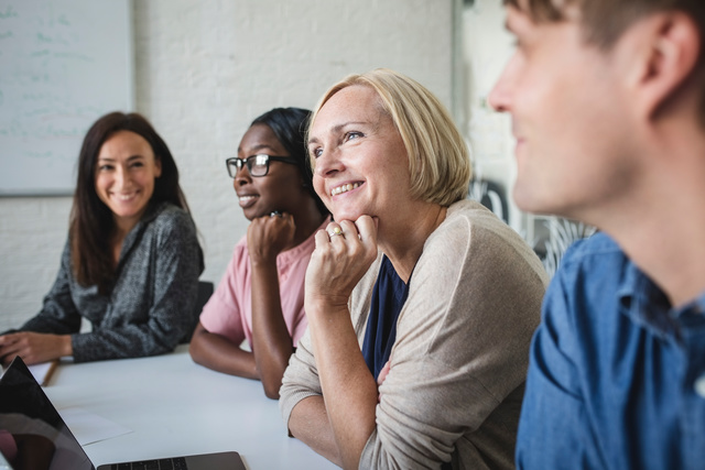 Människor sitter och pratar