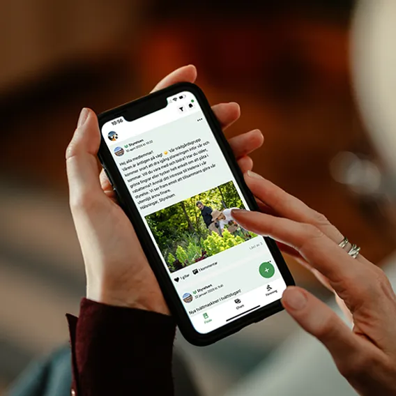 Närbild händer och mobilskärm med Boappas app