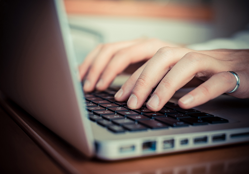 Händer på dator