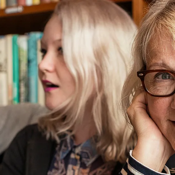 Äldre kvinna i möte